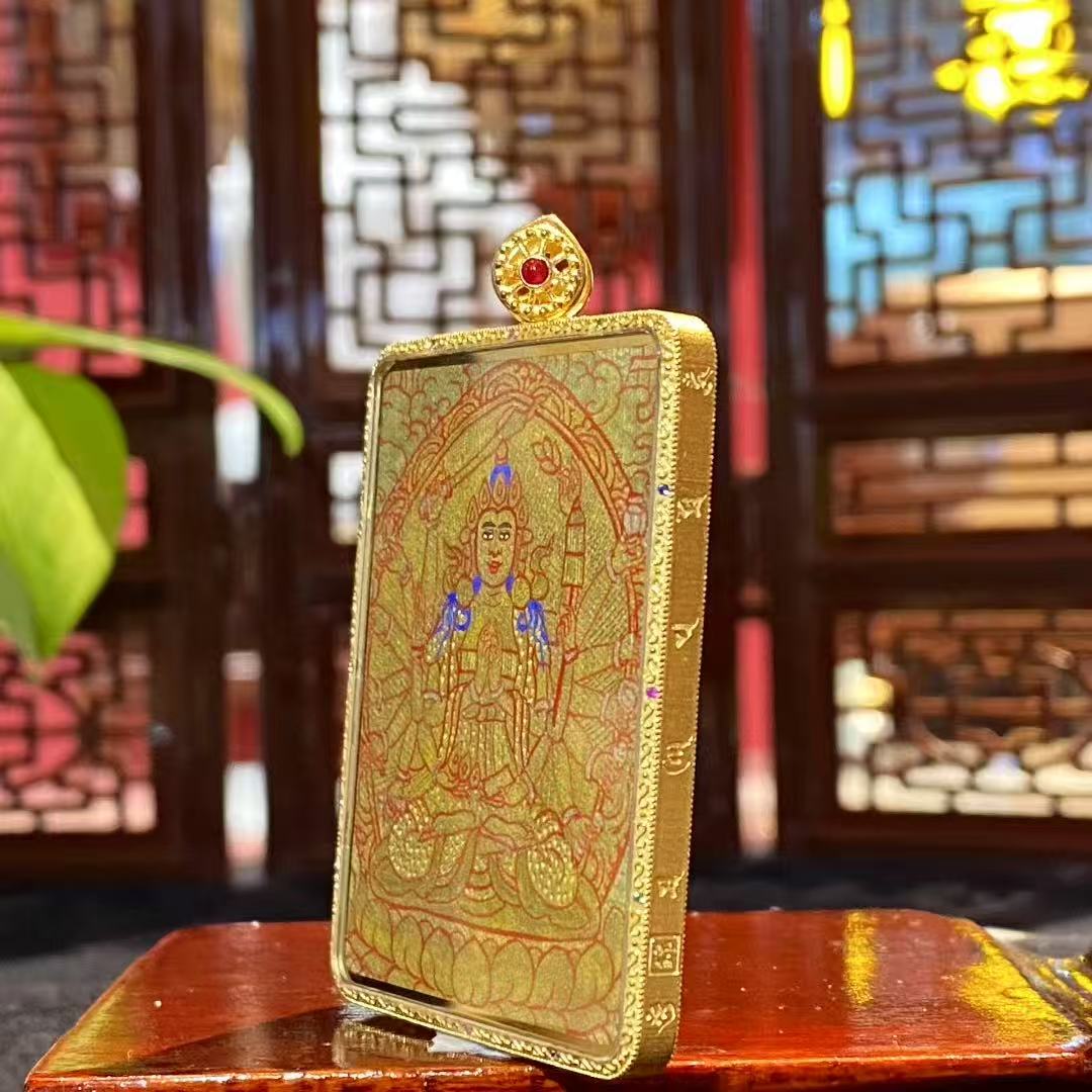 Side view of 18K gold Gawu thangka pendant showing solid structure, sapphire crystal glass and fine Rebgong Tibetan craftsmanship