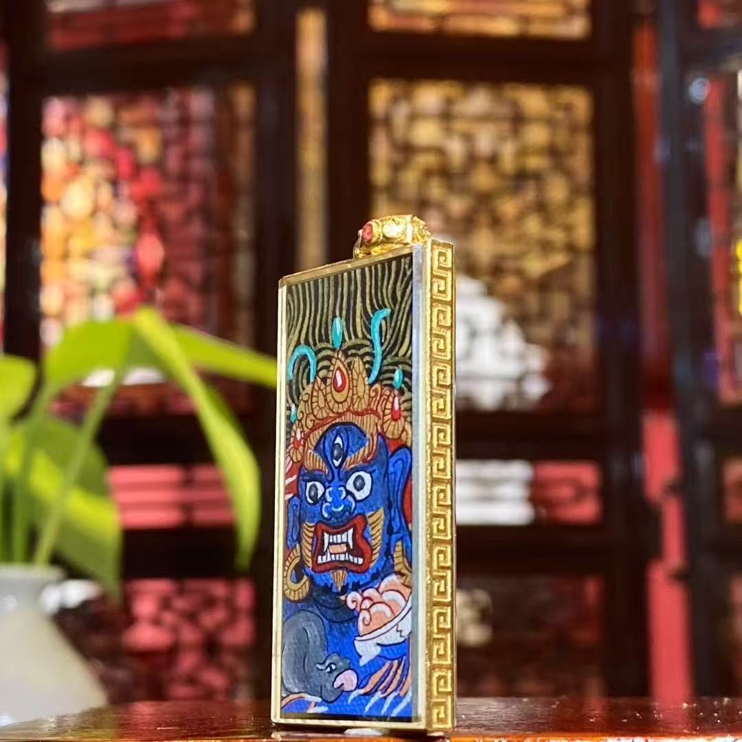 Side view of 18K gold Gawu thangka pendant showing solid structure, sapphire crystal glass and fine Tibetan craftsmanship