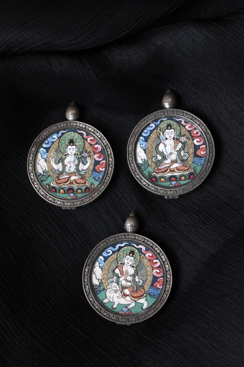 Front view of Akashagarbha Bodhisattva thangka pendant, fully hand-painted with mineral pigments in Regong art style