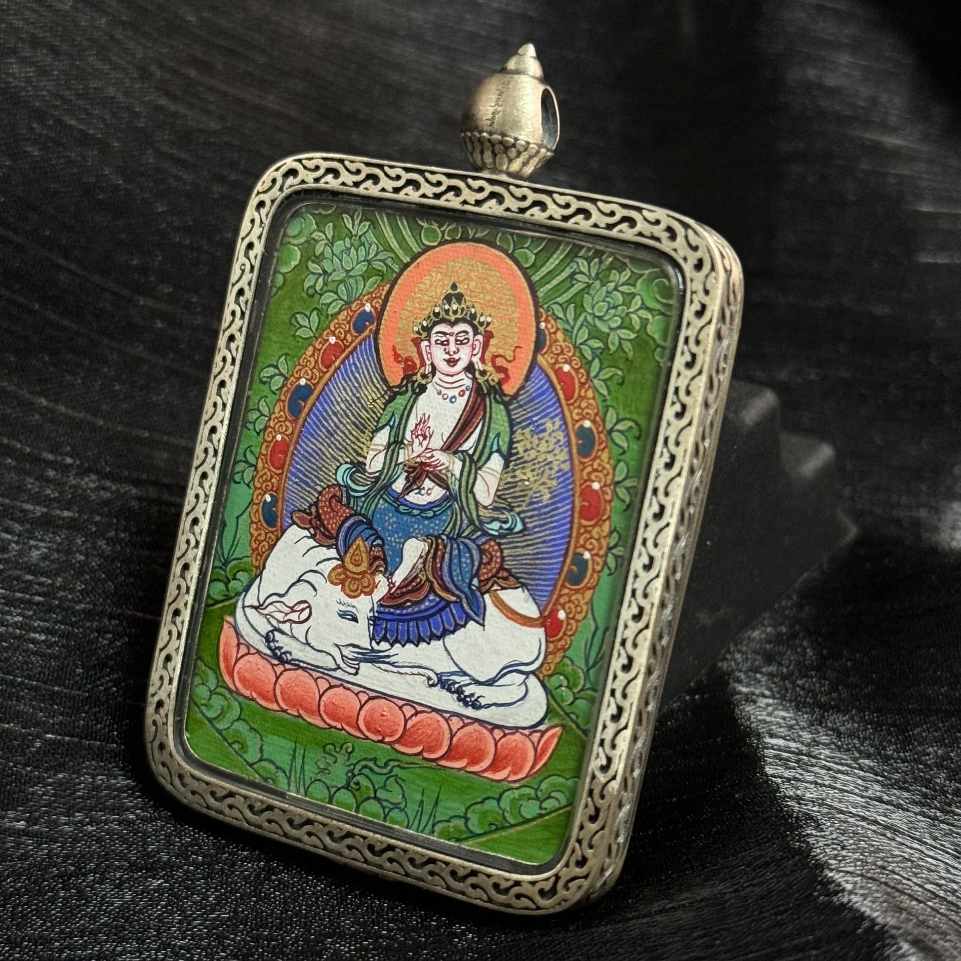 Detail of a Rebgong Cui Thangka showing emerald-toned mineral pigments and fine hand-painted lines from a Chinese National Intangible Cultural Heritage tradition