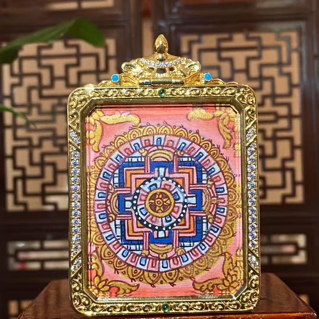 Back view of a Mahāsthāmaprāpta Gawu pendant featuring a Four-Directional Mandala, symbolizing balance, order, and a stable contemplative structure in Buddhist tradition