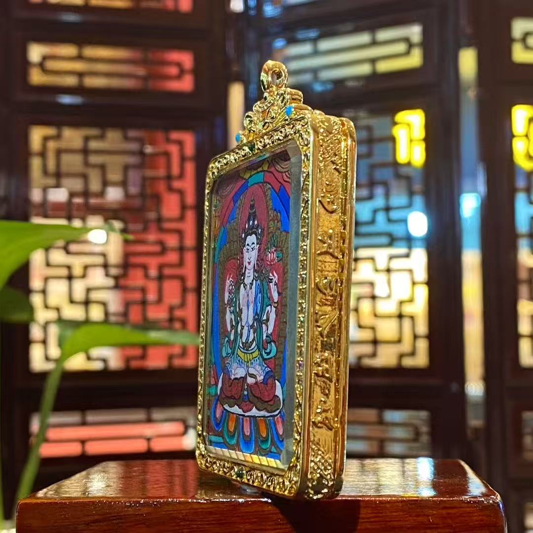 Side view of double-sided Four-Armed Avalokiteshvara thangka pendant showing the gilded copper Ghau box craftsmanship