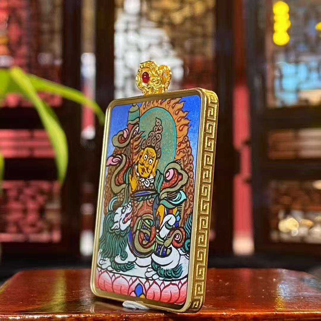Side view of a Tibetan double-sided Thangka pendant set in an 18K gold Gau box with sapphire crystal on both sides, crafted in Rebgong style.
