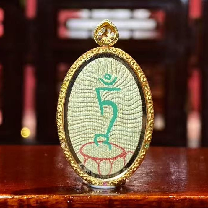 Back view of a double-sided Thangka pendant featuring the seed syllable of Green Tara’s heart mantra, fully hand-painted with 18K gold in Rebgong tradition.
