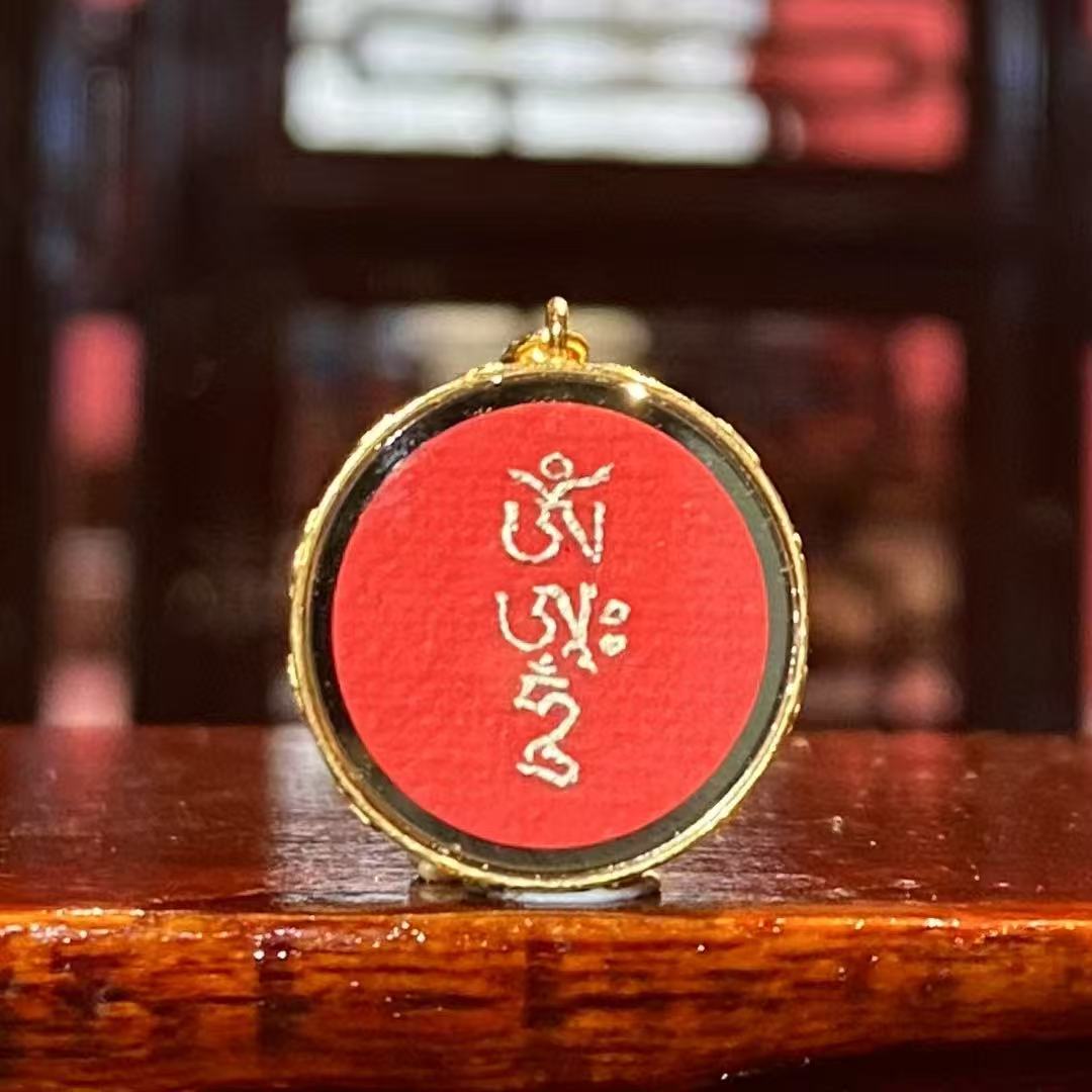 Hand-painted mini Ghau bead clasp for bracelets and necklaces. Fine Tibetan-style jewelry accessory with sacred storage design. Wholesale supply available.
