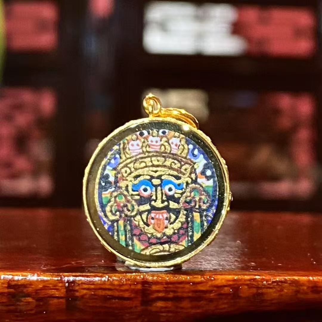 Hand-painted mini Ghau bead clasp for bracelets and necklaces. Fine Tibetan-style jewelry accessory with sacred storage design. Wholesale supply available.
