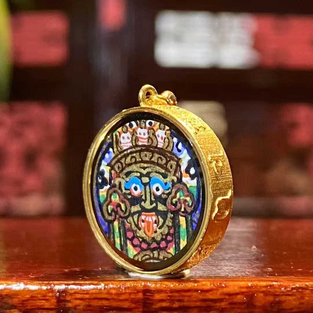 Hand-painted mini Ghau bead clasp for bracelets and necklaces. Fine Tibetan-style jewelry accessory with sacred storage design. Wholesale supply available.
