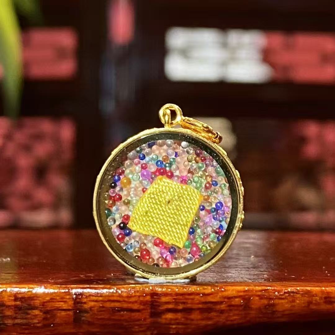 Hand-painted mini Ghau bead clasp for bracelets and necklaces. Fine Tibetan-style jewelry accessory with sacred storage design. Wholesale supply available.
