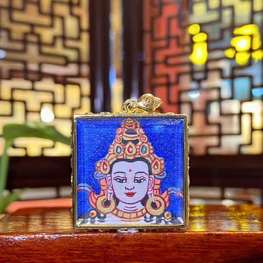 Front view of a hand-painted Mahāsthāmaprāpta (Great Strength Bodhisattva) Gawu pendant in a gold-plated copper case, 24×24mm, symbolizing wisdom light and clarity