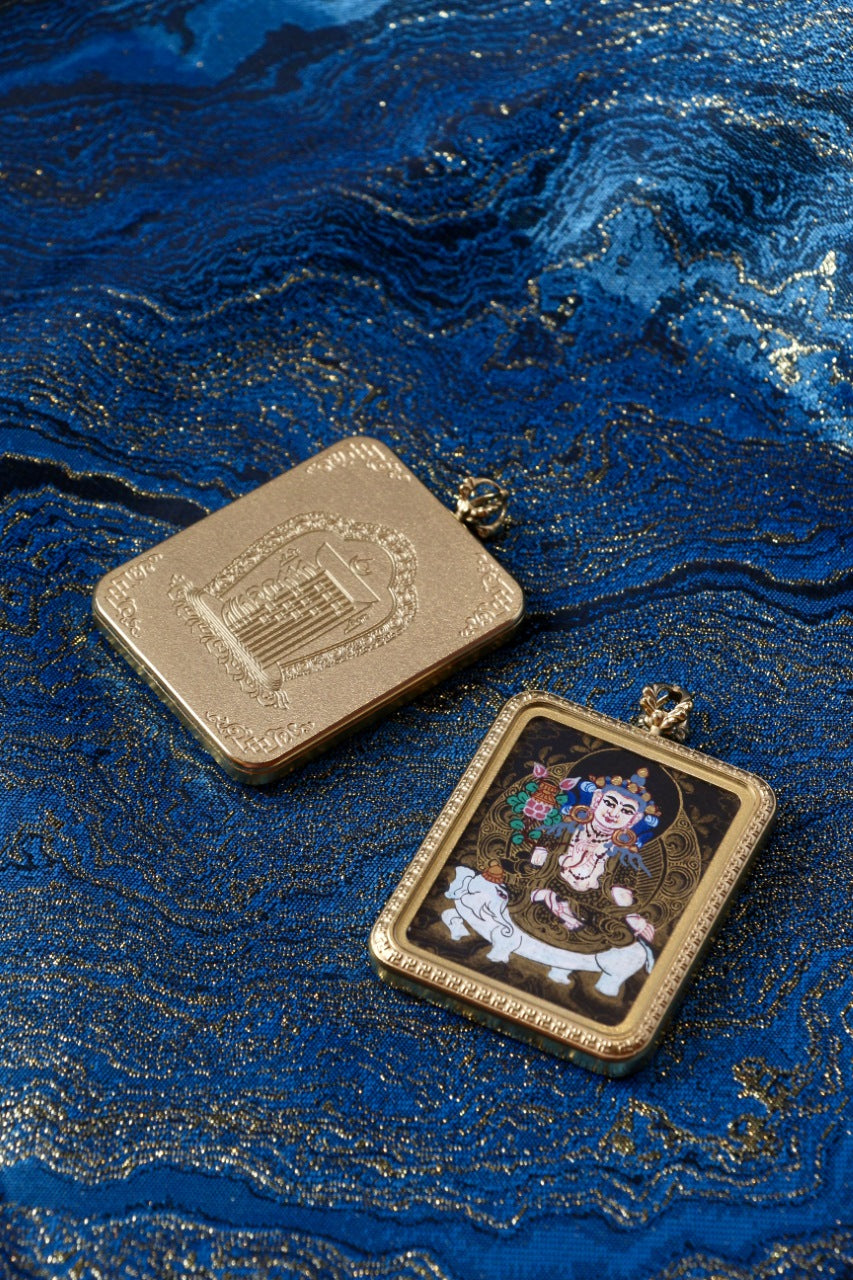 Portable Samantabhadra Bodhisattva thangka pendant featuring black-gold Nepalese painting, compact Buddhist amulet with titanium steel casing for daily wear or travel