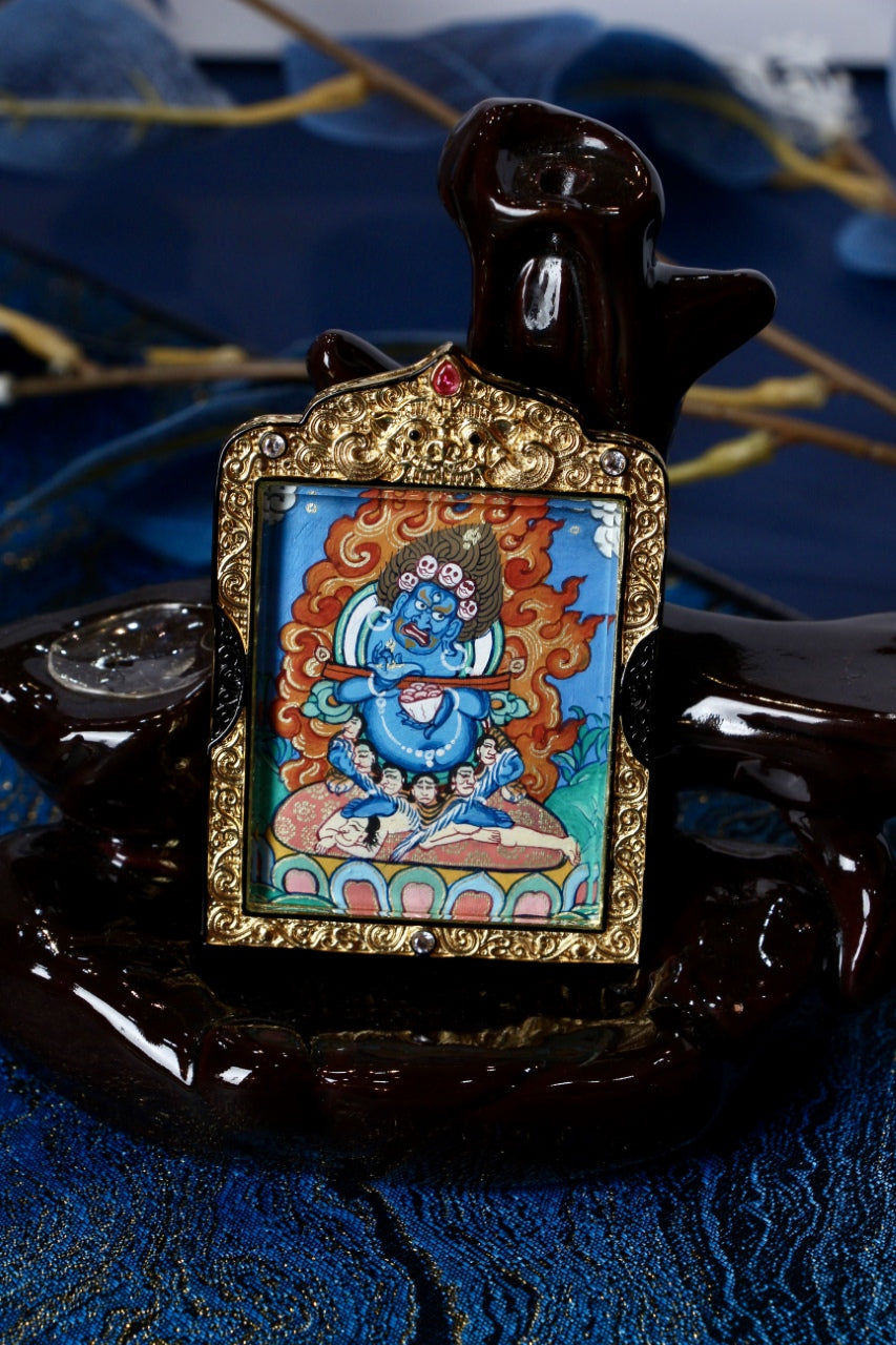Display scene of Rebgong Baizhang Mahakala thangka pendant with black-gold copper gawu frame, hand-painted mineral pigments, Rebgong origin, painting size 4 × 5 cm