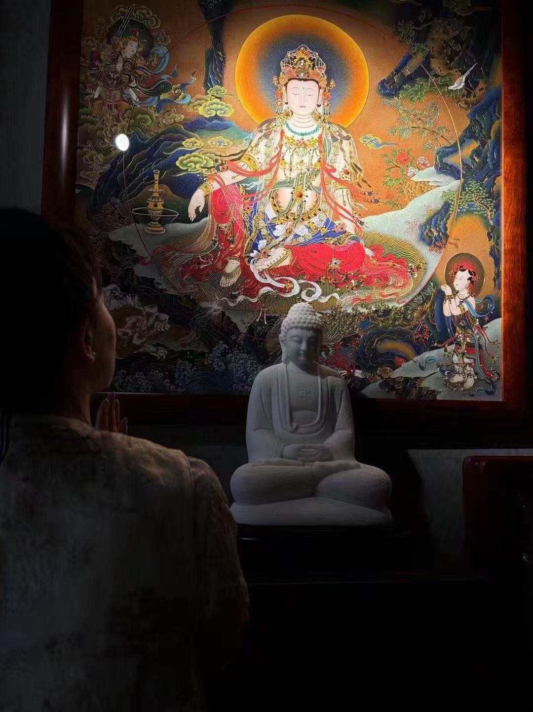 Detailed view of Rebgong gemstone pigment thangka highlighting hand-ground mineral colors, layered painting technique, and luminous hues created with lapis lazuli, malachite, and cinnabar