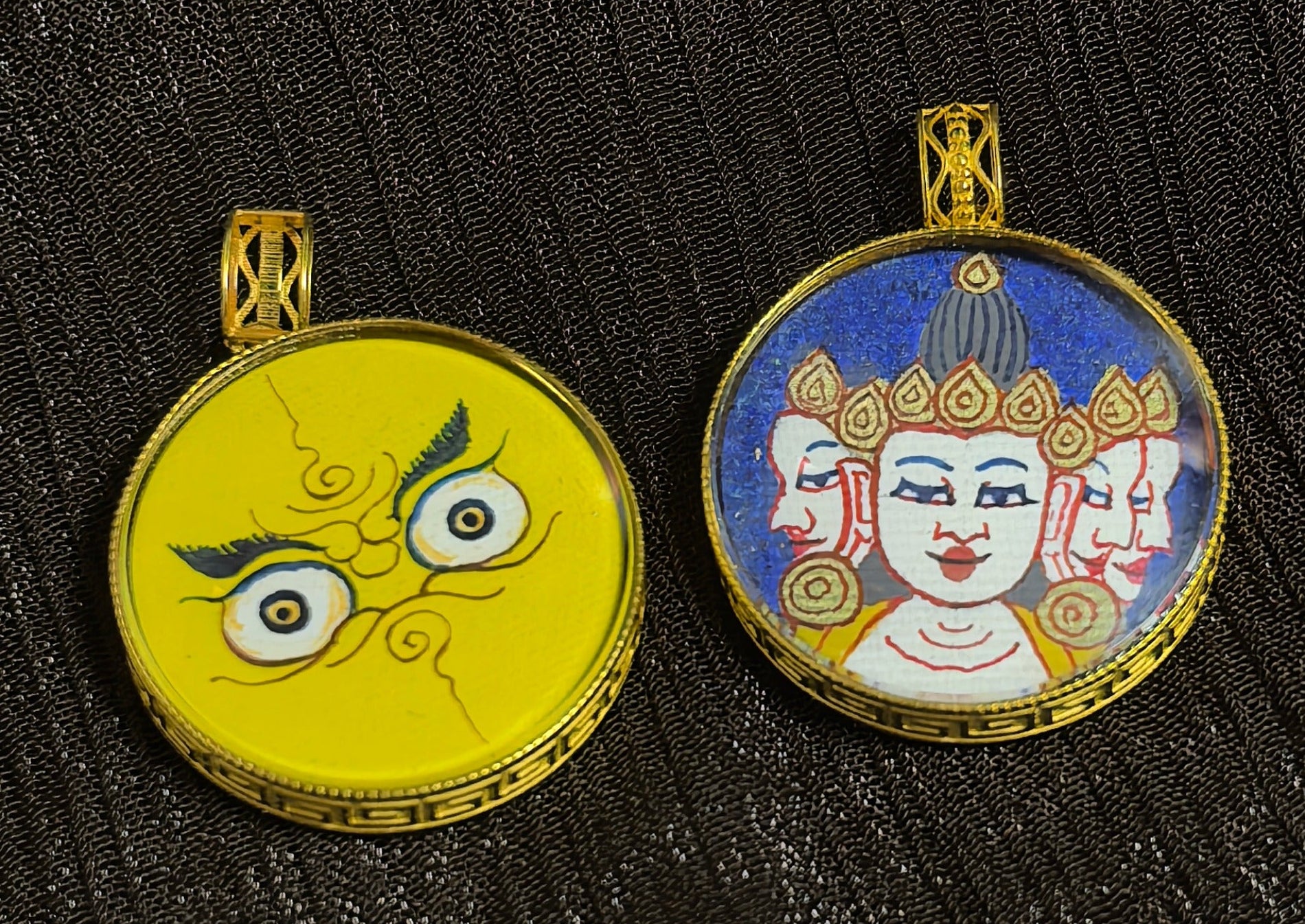 Full Product Shot of Rebgong Lama Artist Buddha Head Pendant with Packaging and Certificate