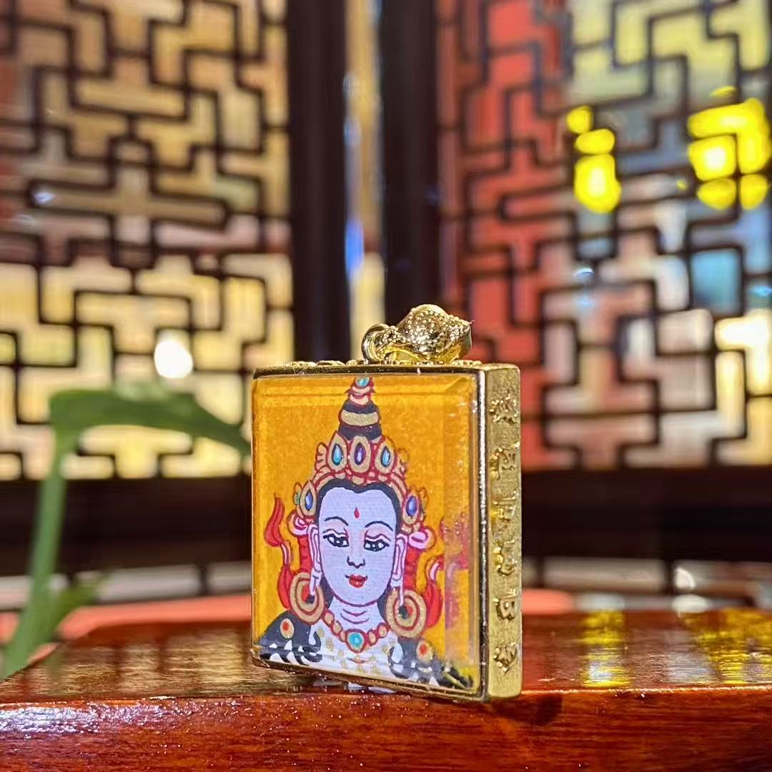 Side view of Samantabhadra Bodhisattva mini thangka pendant showing the gold-plated copper Tibetan Gawu case