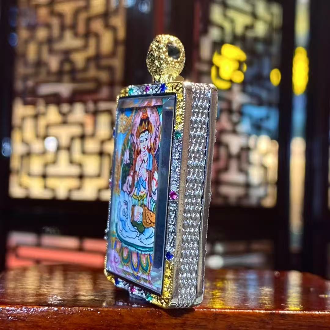 Side view of Samantabhadra Bodhisattva thangka pendant showing detailed gold-plated copper Tibetan Gawu craftsmanship