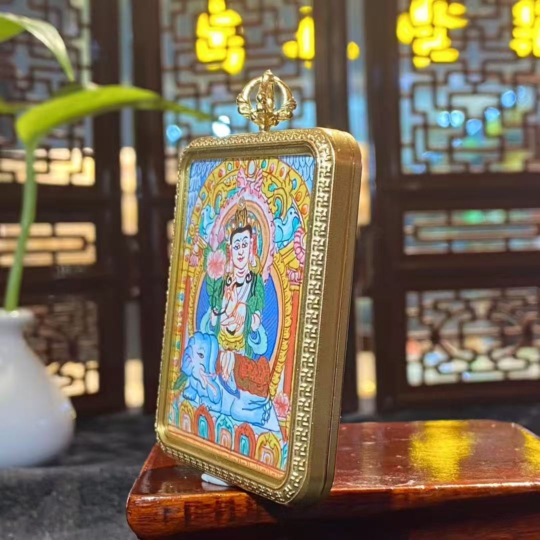 Side view of Samantabhadra Bodhisattva thangka pendant showing the thickness and titanium steel Tibetan Gawu craftsmanship