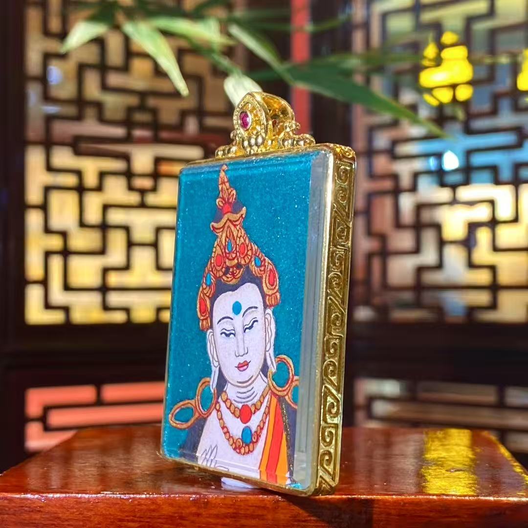 Side view of Samantabhadra Bodhisattva mini thangka pendant showing the compact gold-plated copper Tibetan Gawu craftsmanship