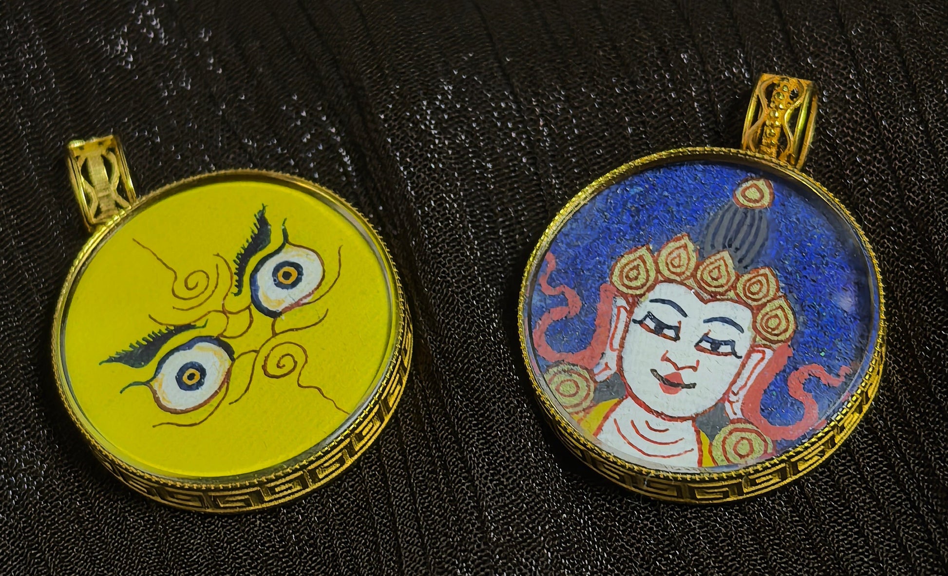 Close-Up of Sapphire Mirror Surface on Rebgong Lama Artist Buddha Head Pendant