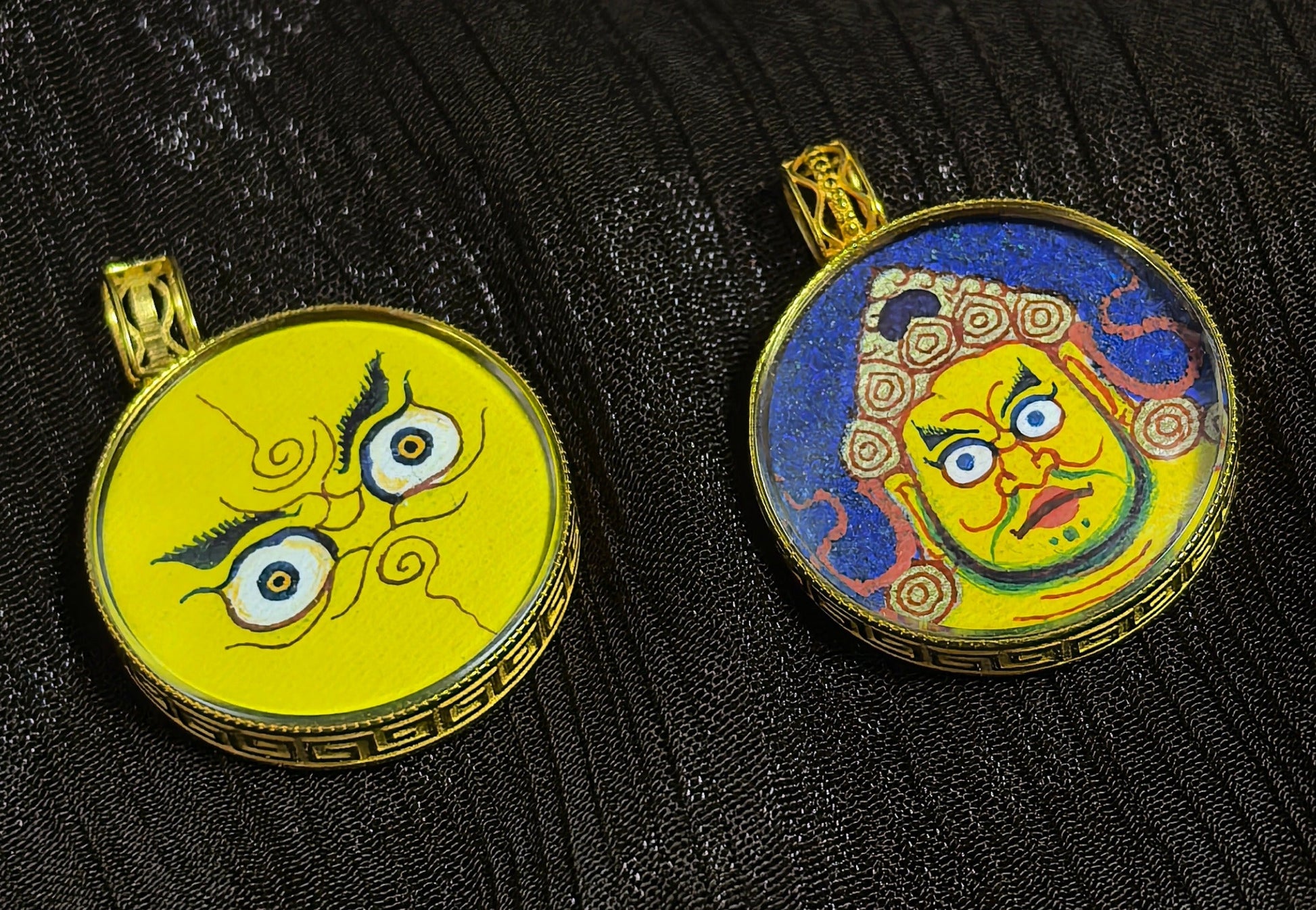 Side View of Rebgong Lama Artist Buddha Head Pendant – 18K Gold Inlay & Sapphire Mirror Surface