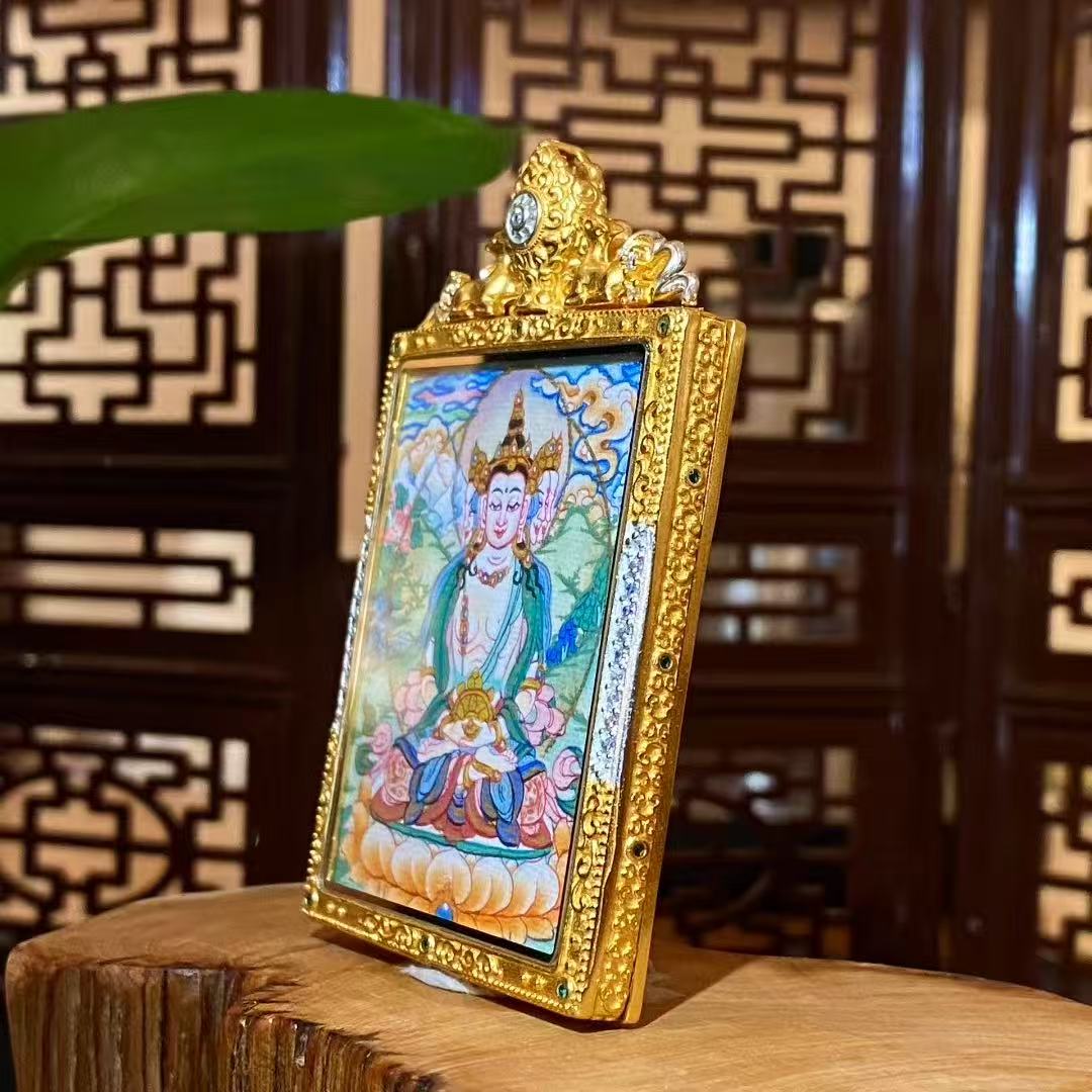 Detail view of a Vairocana Buddha mini thangka pendant with a hand-painted front and gold-plated copper Gawu box, 55×46mm