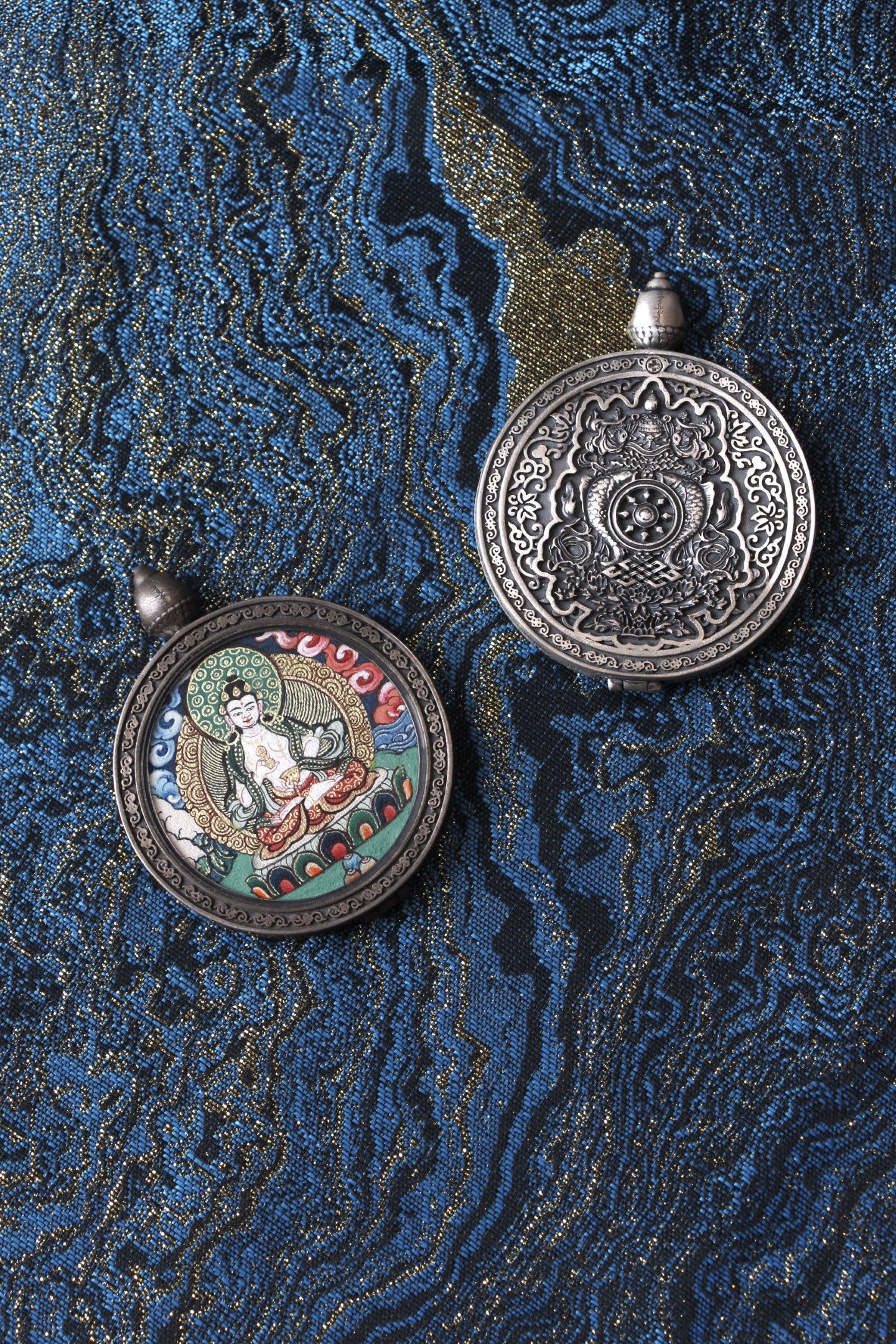 Front and back view of Vajrasattva double-sided thangka pendant, hand-painted miniature thangka with Rebgong cloud motif and detailed 925 silver backing