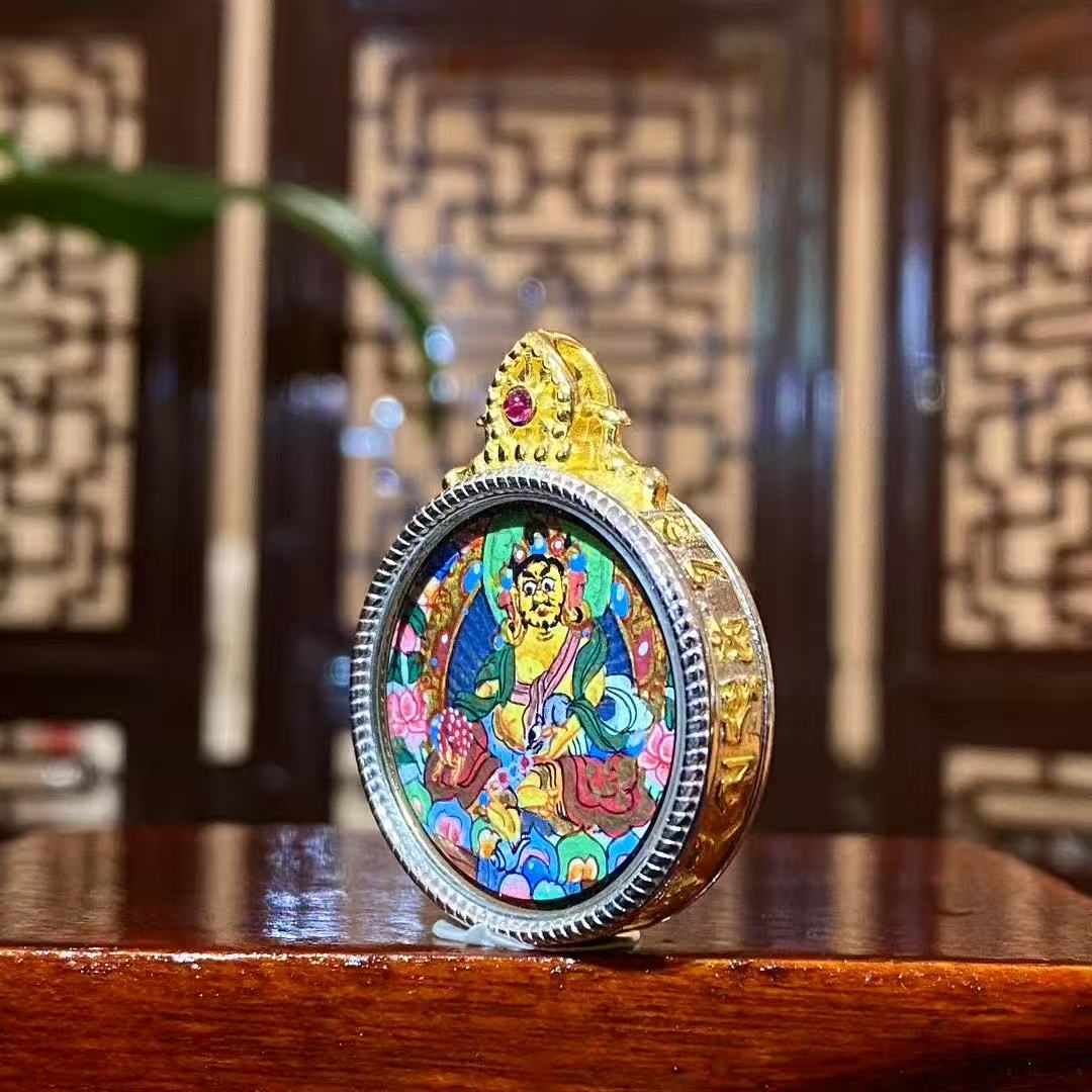 ALT Text

Side view of Yellow Jambhala mini Thangka pendant showing the 925 sterling silver Gau box craftsmanship