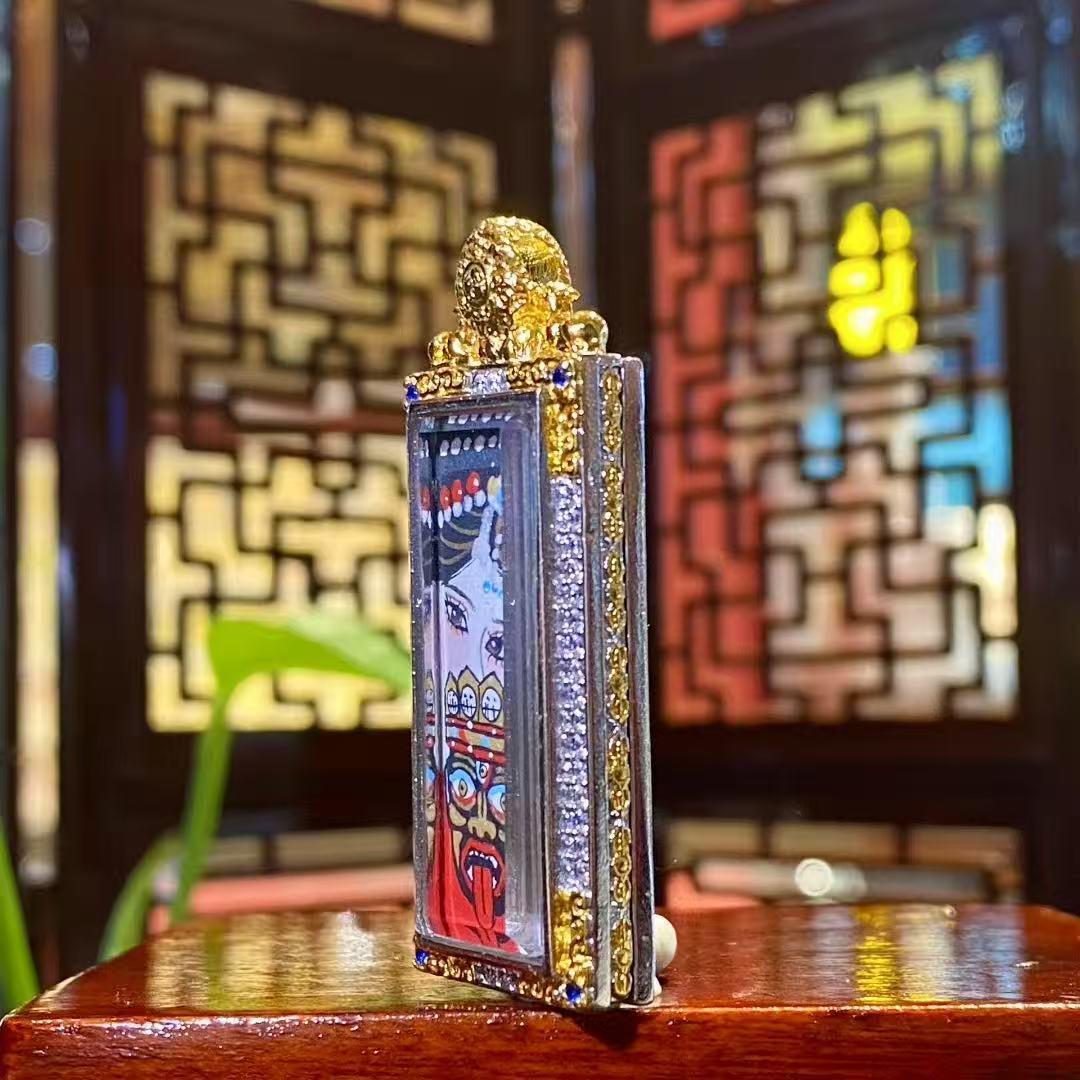 Side view of the Zaki Lhamo thangka pendant showing the thickness and detailed metal craftsmanship of the traditional Tibetan copper gau box