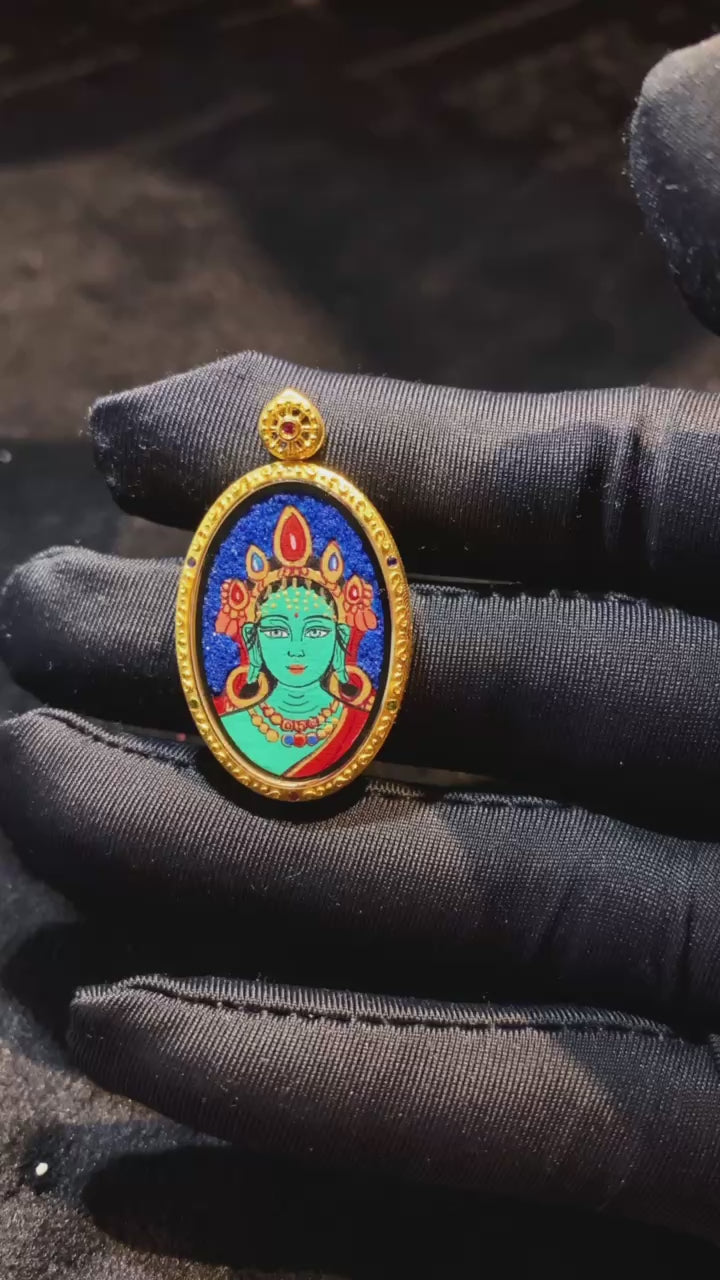 Product video showcasing a double-sided Green Tara and seed syllable Thangka pendant, hand-painted with 18K gold in Rebgong tradition and set in a sapphire crystal Gau box.
