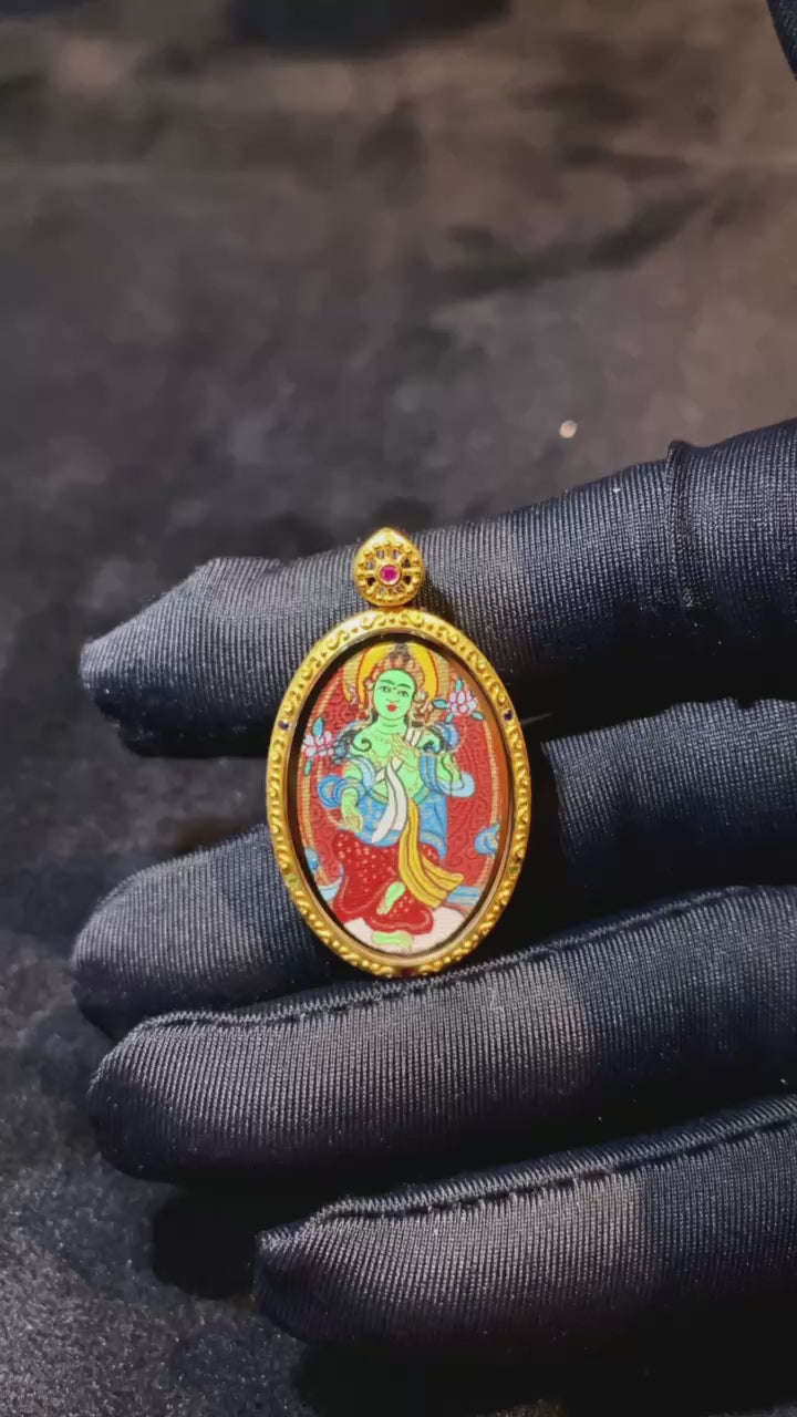 Product video showcasing a double-sided Green Tara and seed syllable Thangka pendant, hand-painted with 18K gold in Rebgong tradition and set in a sapphire crystal Gau box.

