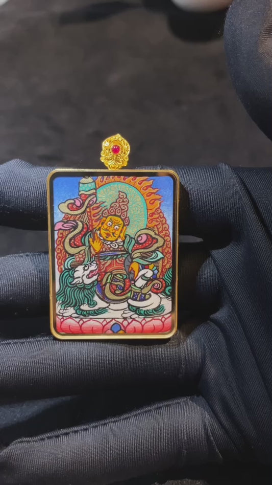 Product video showcasing a double-sided Green Tara and Mahakala Thangka pendant, fully hand-painted with 18K gold in Rebgong tradition and set in a sapphire crystal Gau box.
