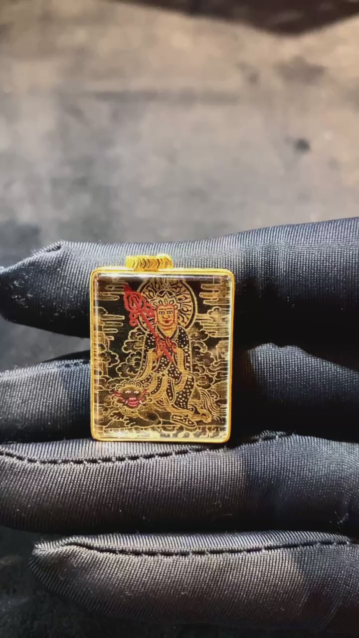 Video showcasing a double-sided 18K gold hand-painted Black Gold Thangka pendant featuring Kṣitigarbha Bodhisattva and the sacred beast Diting, crafted in the Rebgong Nag Thangka tradition with sapphire crystal Gau box design